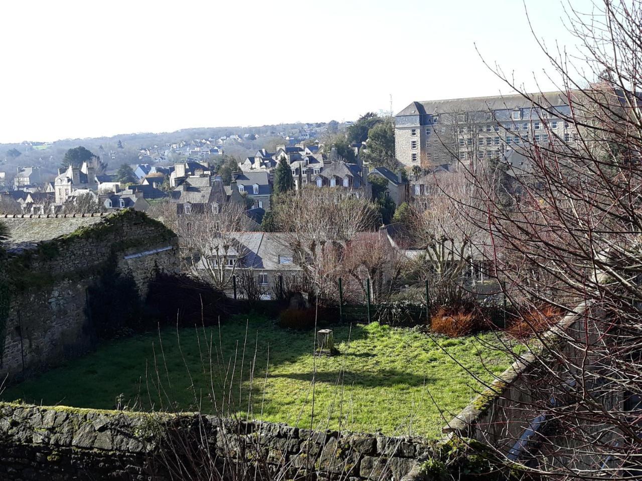Val Cocherel - Hotel Le Challonge Dinan Exterior photo
